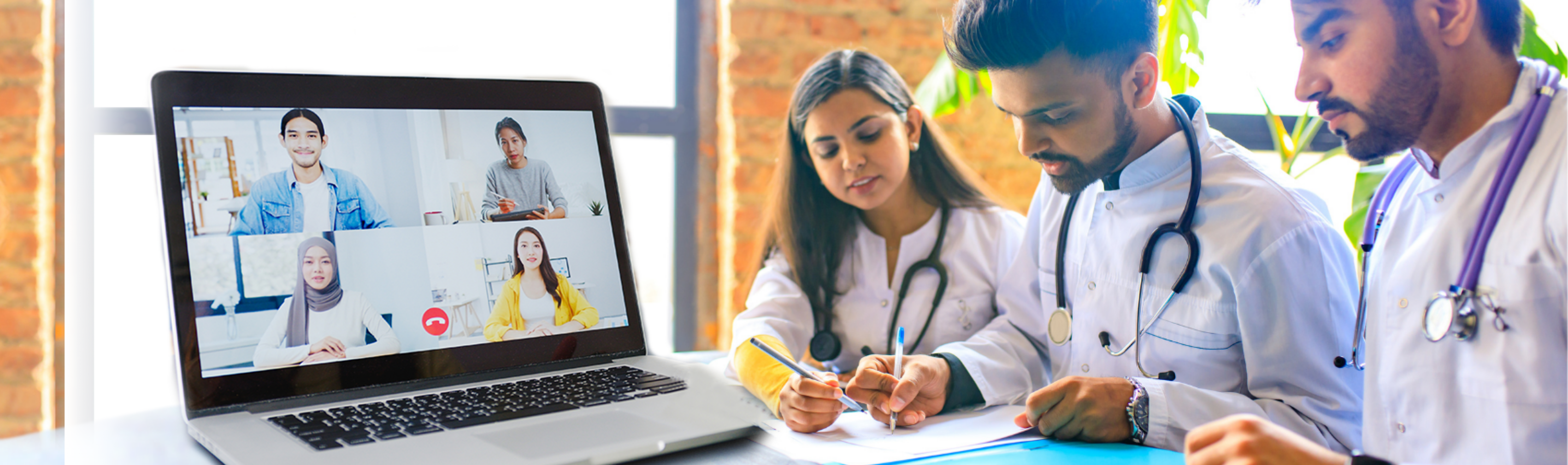 Personas trabajando en un escritorio con laptops